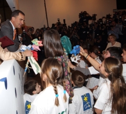 Sus Aletzas Reales los Príncipes de Asturias con los niños que participaban en el ARCO Kids
